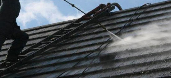 Couvreur au service d’un nettoyage de toit parfait